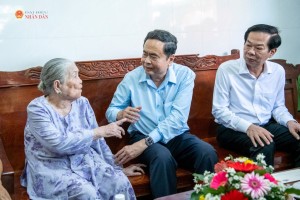 Chủ tịch Quốc hội Trần Thanh Mẫn và Đoàn công tác thăm, tặng quà mẹ Việt Nam Anh hùng Trần Thị Lưỡng, Phường Tam Long, TP. Hồ Chí Minh. Ảnh: Lâm Hiển