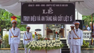 Quang cảnh tại Lễ truy điệu và an táng hài cốt hai liệt sĩ tại Nghĩa trang Liệt sĩ Ân Nghĩa