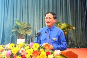 Chủ tịch Ủy ban nhân dân tỉnh Phạm Anh Tuấn phát biểu tại Hội nghị