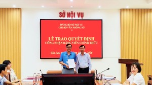 Chi bộ Văn phòng Sở tổ chức lễ trao Quyết định công nhận đảng viên chính thức.