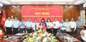 Trao quyết định điều động, bổ nhiệm bà Bùi Hoàng Linh (áo xanh) giữ chức vụ Phó Chánh Thanh tra tỉnh