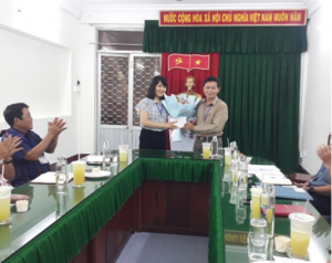 Ông Hồ Quang Thơm – Trưởng Ban Tôn giáo tặng hoa chúc mừng sinh nhật cho công đoàn viên