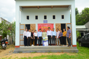 Lễ bàn giao nhà Đại đoàn kết cho hộ bà Nguyễn Thị Phụng, thôn Kiều Huyên, xã Cát Tân