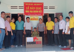 Lễ bàn giao nhà Đại đoàn kết cho hộ bà Nguyễn Thị Luận, xã Hoài Sơn, thị xã Hoài Nhơn