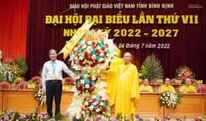 Ông Lê Minh Tuấn tặng hoa kính mừng Đại hội Đại biểu Phật giáo tỉnh Bình Định lần thứ VII, nhiệm kỳ 2022 - 2027