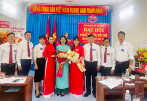 Lãnh đạo Đảng ủy Sở Nội vụ tặng hoa chúc mừng Bí thư, Phó Bí thư Chi bộ nhiệm kỳ 2022 - 2025