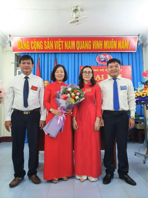 Đồng chí Trịnh Xuân Long, Bí thư Đảng ủy, Phó Giám đốc Sở Nội vụ tặng hoa chúc mừng Cấp ủy Chi bộ Ban Thi đua – Khen thưởng, nhiệm kỳ 2022-2025