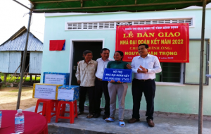 Đồng chí Lưu Nhất Phong, Giám đốc Ban Quản lý dự án Giao thông tỉnh, Trưởng Khối thi đua Kinh tế tỉnh trao kinh phí xây nhà, quà và ông Phan Văn Cường, Phó Chủ tịch UBND huyện Vân Canh trao quà cho hộ ông Nguyễn Văn Trọng, xã Canh Hòa, huyện Vân Canh.