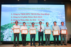 Ông Nguyễn Tự Công Hoàng, Tỉnh ủy viên, Phó Chủ tịch UBND tỉnh trao tặng Bằng khen cho các tập thể có thành tích xuất sắc trong phong trào thi đua thực hiện nghĩa vụ nộp thuế từ năm 2019 đến năm 2021, góp phần phát triển kinh tế - xã hội của tỉnh