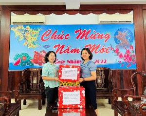 Nữ công chức, viên chức, người lao động Sở Nội vụ hưởng ứng Chương trình vận động tặng áo dài cho hội viên phụ nữ, nữ sinh có hoàn cảnh khó khăn trên địa bàn tỉnh.
