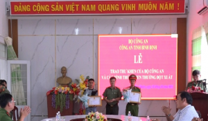 Đại tá Đặng Hồng Thọ, Phó Giám đốc Công an tỉnh trao Thư khen của Bộ Công an và Bằng khen của Chủ tịch Ủy ban nhân dân tỉnh cho  Đại úy Trương Hoàng Tài và ông Lê Vũ Tâm.
