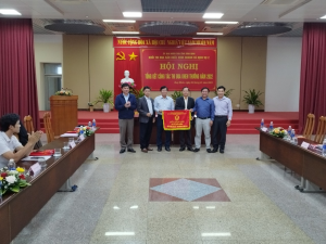 Khối thi đua Sản xuất – Kinh doanh và Dịch vụ 2 bàn giao Cờ Luân lưu cho Công ty TNHH Xổ số kiến thiết Bình Định, đơn vị Khối trưởng năm 2023.