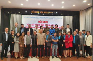 Đại diện Lãnh đạo và chuyên viên theo dõi công tác thi đua, khen thưởng Khối thi đua Mặt trận và các đoàn thể chính trị - xã hội tỉnh chụp ảnh lưu niệm tại Hội nghị