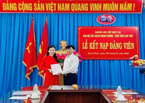 Đ/c Lâm Trường Định, Bí thư Chi bộ trao Quyết định kết nạp Đảng viên