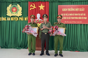 Đại tá Võ Đức Nguyện, Giám đốc Công an tỉnh trao Bằng khen của Chủ tịch UBND tỉnh cho  tập thể, cá nhân có thành tích đột xuất, xuất sắc trong công tác đấu tranh, phòng chống tội phạm