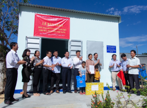 Khối thi đua Sản xuất - Kinh doanh và Dịch vụ 2 bàn giao nhà Đại đoàn kết cho hộ nghèo năm 2023.