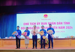 Đồng chí Phạm Anh Tuấn - Chủ tịch Ủy ban nhân dân tỉnh tặng hoa cho Thường trực Tỉnh đoàn nhân kỷ niệm 93 năm Ngày thành lập Đoàn TNCS Hồ Chí Minh
