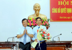 Phó Chủ tịch Thường trực UBND tỉnh Nguyễn Tuấn Thanh (trái) trao quyết định bổ nhiệm cho ông Bùi Tấn Thành.