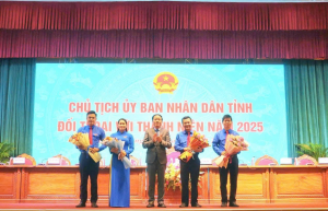 Đồng chí Phạm Anh Tuấn - Chủ tịch Ủy ban  nhân dân tỉnh tặng hoa cho Thường trực Tỉnh đoàn nhân kỷ niệm 94 năm Ngày thành lập Đoàn TNCS Hồ Chí Minh