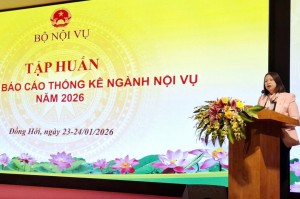 Bà Nguyễn Thị Bích Thủy, Vụ trưởng Vụ Kế hoạch - Tài chính, Bộ Nội vụ  phát biểu khai mạc Hội nghị