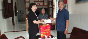 Đồng chí Phạm Thị Tố Hải, Ủy viên Ban Thường vụ Tỉnh ủy, Giám đốc Sở Nội vụ cùng Đoàn công tác thăm, tặng quà Thương binh 45%, Bệnh binh 61% Nguyễn Văn Liếu, Khu phố Công Thạnh, phường Hoài Nhơn Bắc