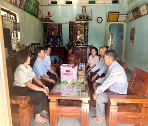 Đồng chí Trần Cang - Ủy viên Ban Thường vụ Tỉnh ủy, Giám đốc Sở Tài chính thăm, tặng quà gia đình chính sách, người có công với cách mạng tại các xã Phù Cát, Xuân An, Hội Sơn, Hòa Hội, Đề Gi, Cát Tiến.