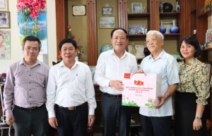 Đồng chí Phạm Anh Tuấn, Ủy viên Ban Chấp hành Trung ương Đảng - Phó Bí thư Tỉnh ủy, Chủ tịch UBND tỉnh thăm, tặng quà thương binh Trần Minh Sang