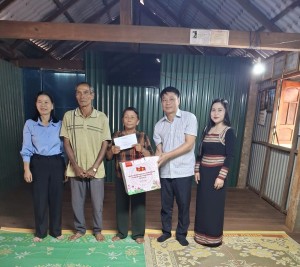 Đồng chí Huỳnh Quốc Huy, Ủy viên Ban Thường vụ Tỉnh ủy, Chủ nhiệm Ủy ban Kiểm tra Tỉnh ủy thăm, tặng quà gia đình chính sách, người có công với cách mạng tại các xã Ia Sao, Ia Phí, Ia Khươl, Ia Ly, Chư Păh, An Hòa, An Lão.