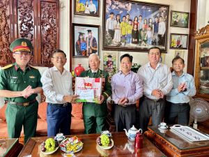 Phó Chủ tịch UBND tỉnh Nguyễn Tự Công Hoàng (thứ 2 từ trái sang) thăm Anh hùng Lực lượng vũ trang nhân dân Nguyễn Văn Nhương. Ảnh: Hà Duy