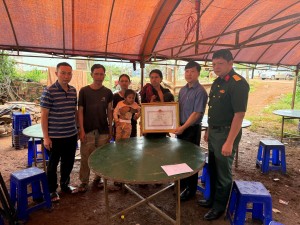 Lãnh đạo UBND xã Ia Ko trao Bằng khen cho thân nhân gia đình đồng chí Kpă Thiêp