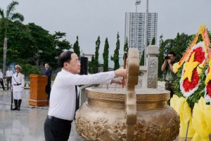 Chủ tịch UBND tỉnh kính cẩn thắp nén hương tri ân các anh hùng liệt sĩ  (tại Nghĩa trang Liệt sĩ Quy Nhơn)