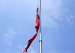 Treo cờ rủ trong thời gian Quốc tang đồng chí Xay-xổm-phon Phôm-vi-hản
