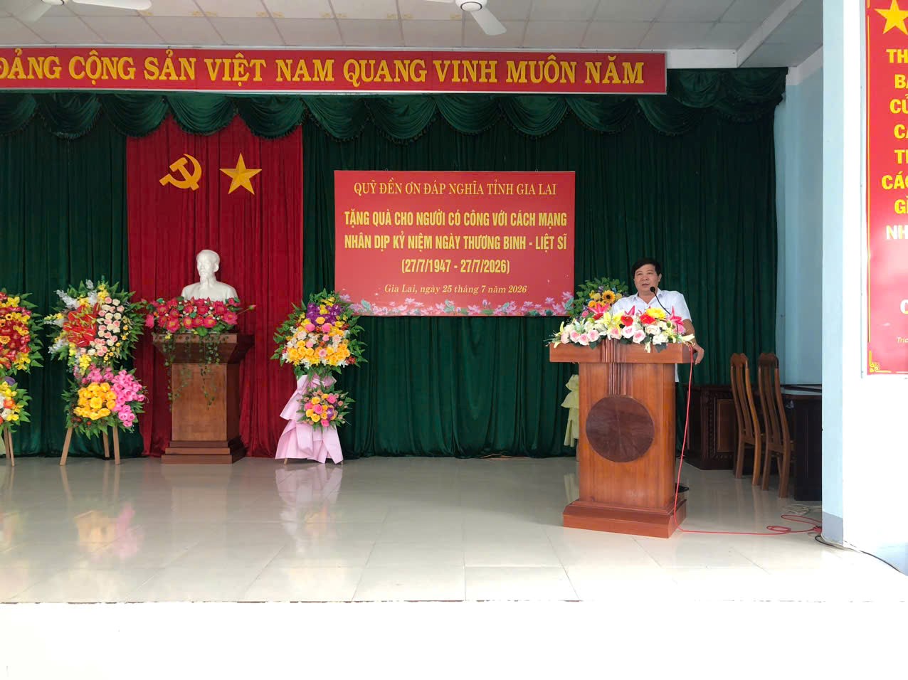 Đồng chí Phan Đình Hòa, Phó giám đốc Sở Nội vụ, Phó trưởng Ban Quản lý Quỹ Đền ơn đáp nghĩa tỉnh phát biểu