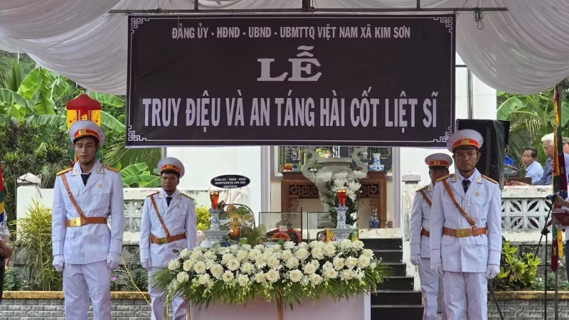 Quang cảnh tại Lễ truy điệu và an táng hài cốt hai liệt sĩ tại Nghĩa trang Liệt sĩ Ân Nghĩa