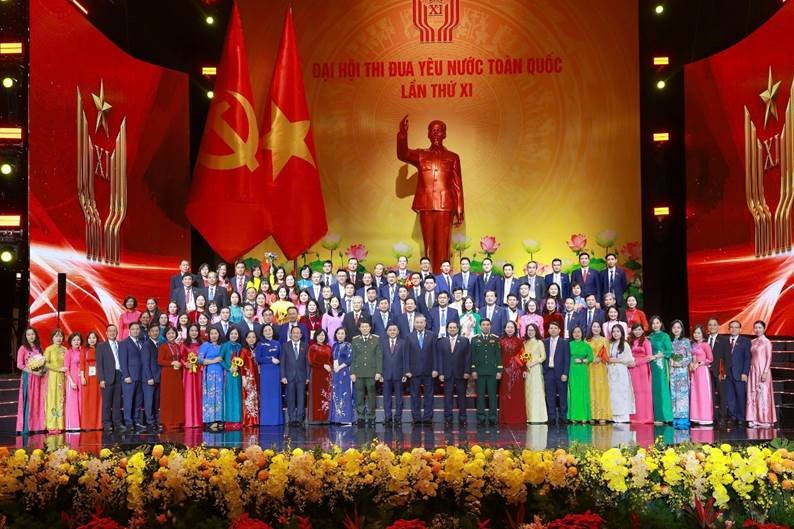 Các đồng chí Lãnh đạo Đảng, Nhà nước chụp ảnh lưu niệm cùng công chức, viên chức, người lao động Ban Thi đua - Khen thưởng Trung ương tại Đại hội Thi đua yêu nước toàn quốc lần thứ XI