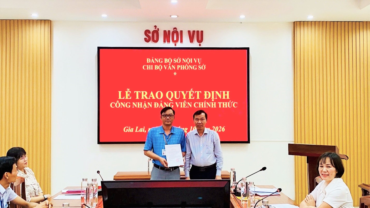 Chi bộ Văn phòng Sở tổ chức lễ trao Quyết định công nhận đảng viên chính thức.