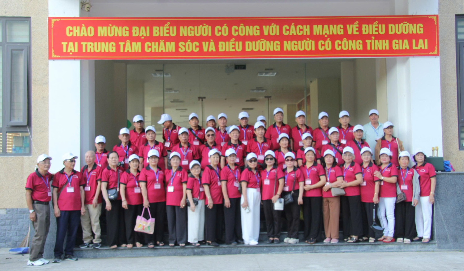 Đoàn người có công và thân nhân người có công với cách mạng các phường: An Hải, Thanh Khê, Sơn Trà - thành phố Đà Nẵng điều dưỡng tập trung tại Trung tâm Chăm sóc và Điều dưỡng người có công tỉnh Gia Lai