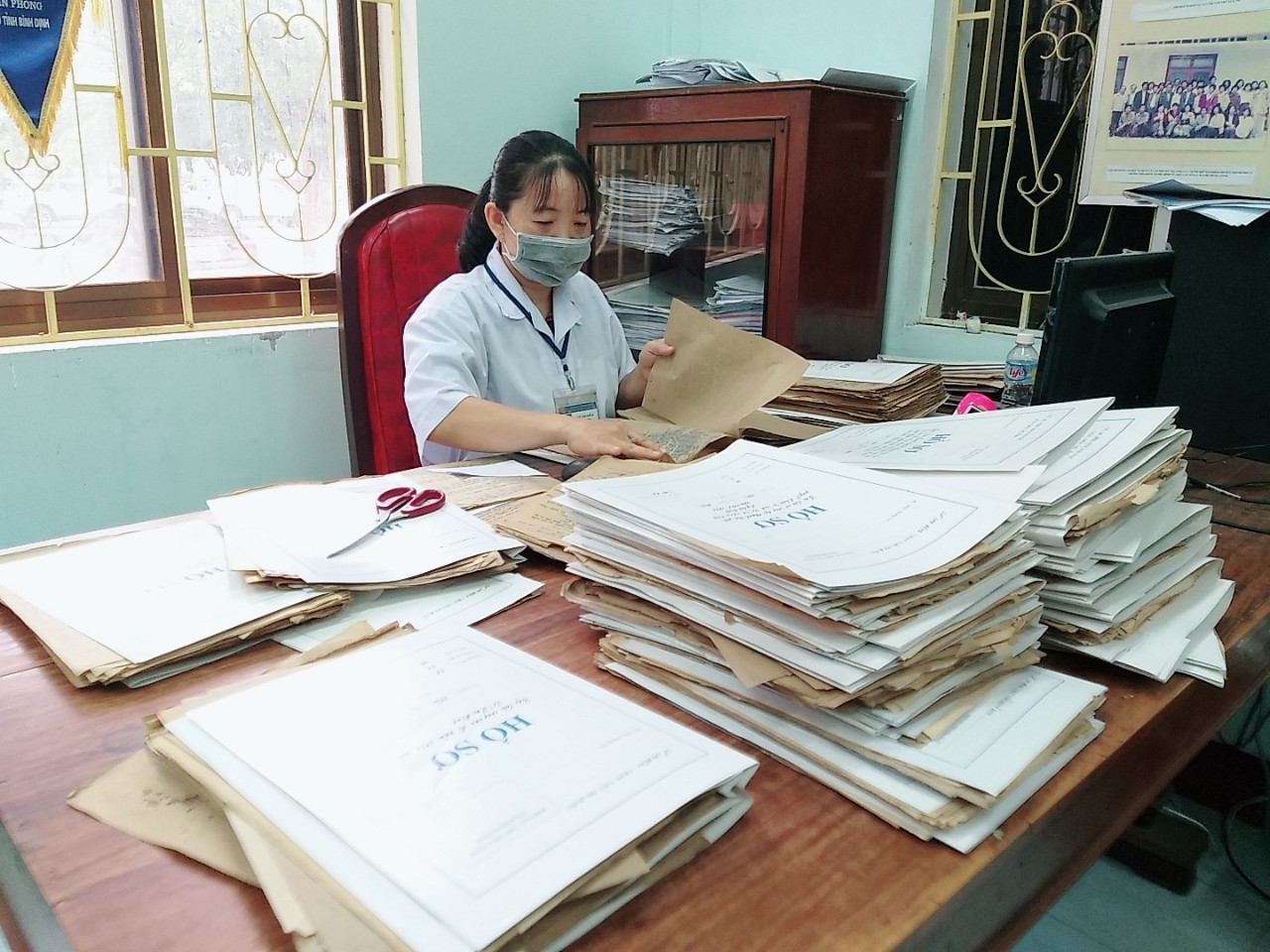Hình ảnh Viên chức thực hiện chỉnh lý, nâng cấp tài liệu tại Trung tâm Lưu trữ lịch sử tỉnh Bình Định