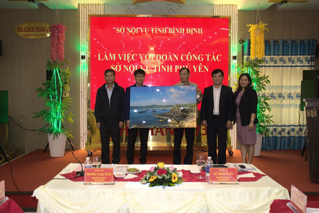 Làm việc với Đoàn công tác Sở Nội vụ tỉnh Phú Yên về trao đổi kinh nghiệm sáp nhập Trung tâm Phát triển quỹ đất và Ban Quản lý Dự án đầu tư cấp huyện.