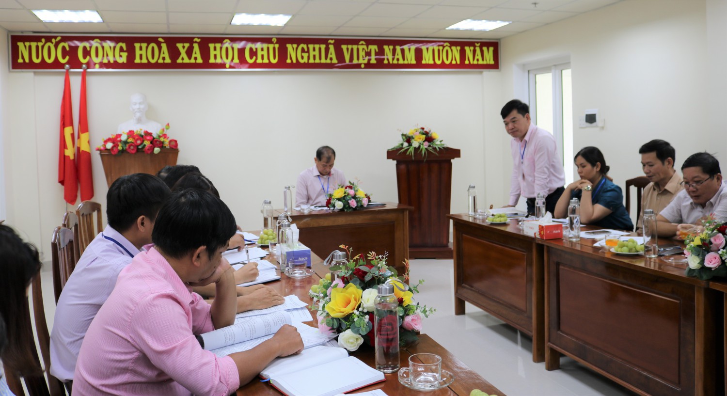 Giám đốc Sở Nội vụ đối thoại với viên chức, người lao động Trung tâm Lưu trữ lịch sử tỉnh.