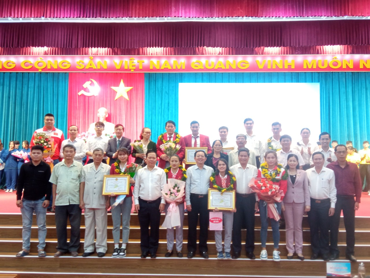 Tuyên dương, khen thưởng huấn luyện viên, vận động viên Bình Định đạt thành tích xuất sắc tại Đại hội Thể thao Đông Nam Á lần thứ 31 năm 2022 và Giải vô địch bóng ném bãi biển Châu Á năm 2022.
