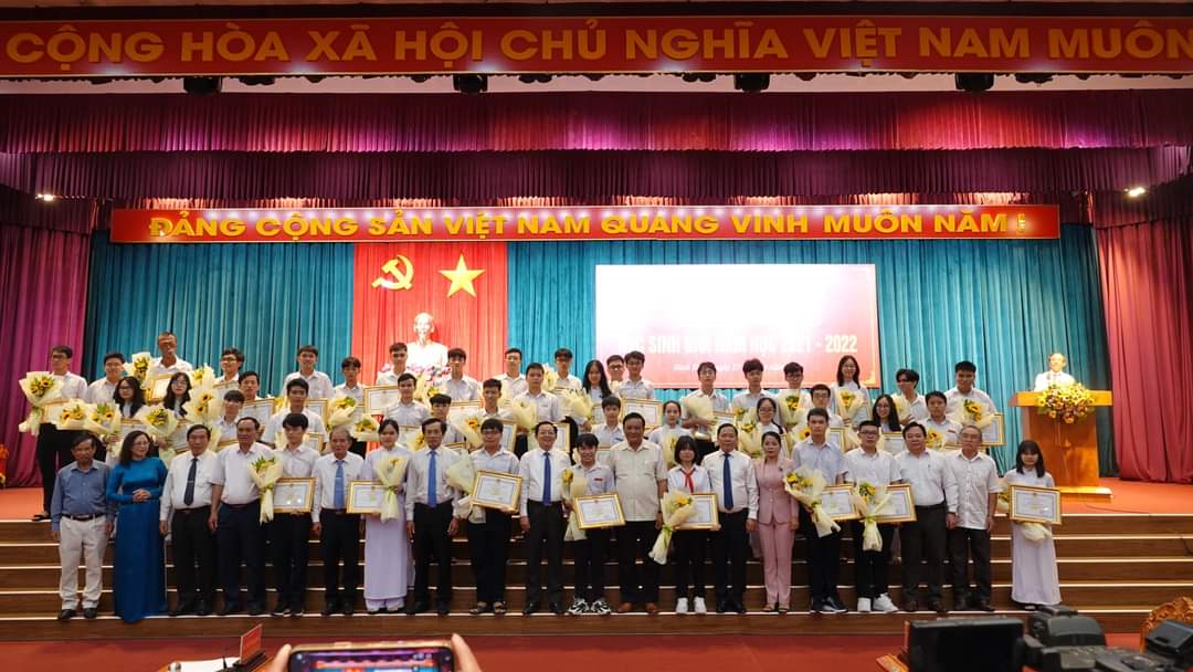 Đồng chí Hồ Quốc Dũng, Ủy viên Ban chấp hành Trung ương Đảng, Bí thư Tỉnh ủy, Chủ tịch Hội đồng nhân dân tỉnh cùng các đồng chí Lãnh đạo tỉnh chụp ảnh kỷ niệm với các em học sinh có thành tích xuất sắc