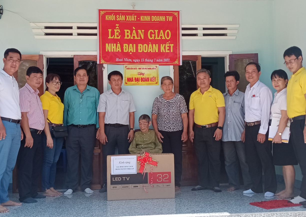 Lễ bàn giao nhà Đại đoàn kết cho hộ bà Nguyễn Thị Luận, xã Hoài Sơn, thị xã Hoài Nhơn
