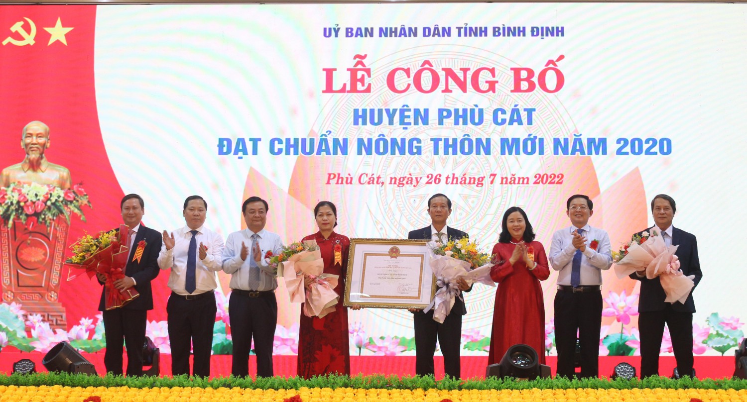 Công bố huyện Phù Cát đạt chuẩn nông thôn mới năm 2020