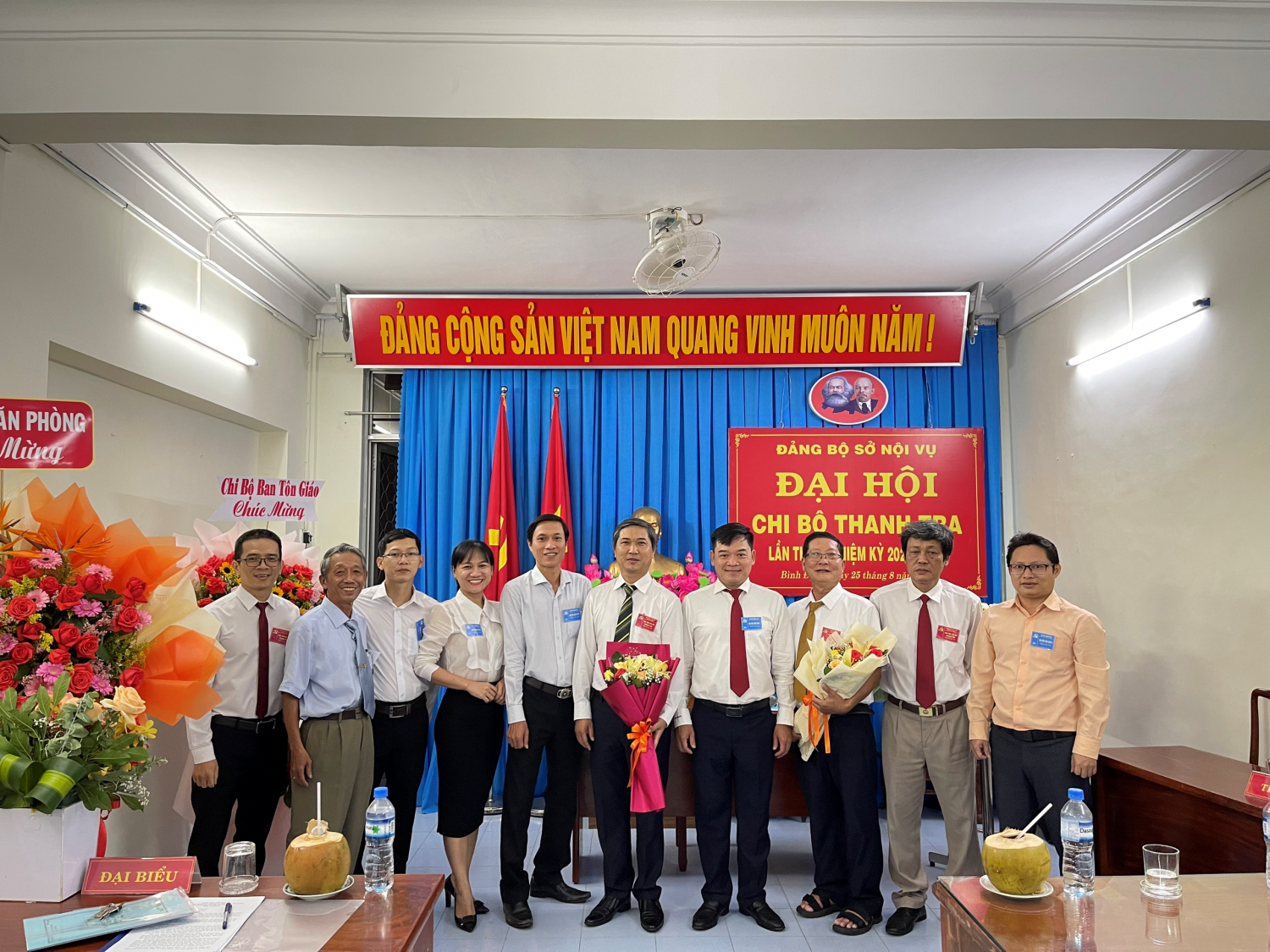 Đồng chí Trịnh Xuân Long, Bí thư Đảng ủy, Phó Giám đốc Sở Nội vụ tặng hoa chúc mừng Chi bộ Thanh tra Sở, nhiệm kỳ 2022-2025