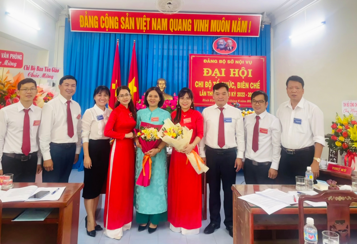 Lãnh đạo Đảng ủy Sở Nội vụ tặng hoa chúc mừng Bí thư, Phó Bí thư Chi bộ nhiệm kỳ 2022 - 2025