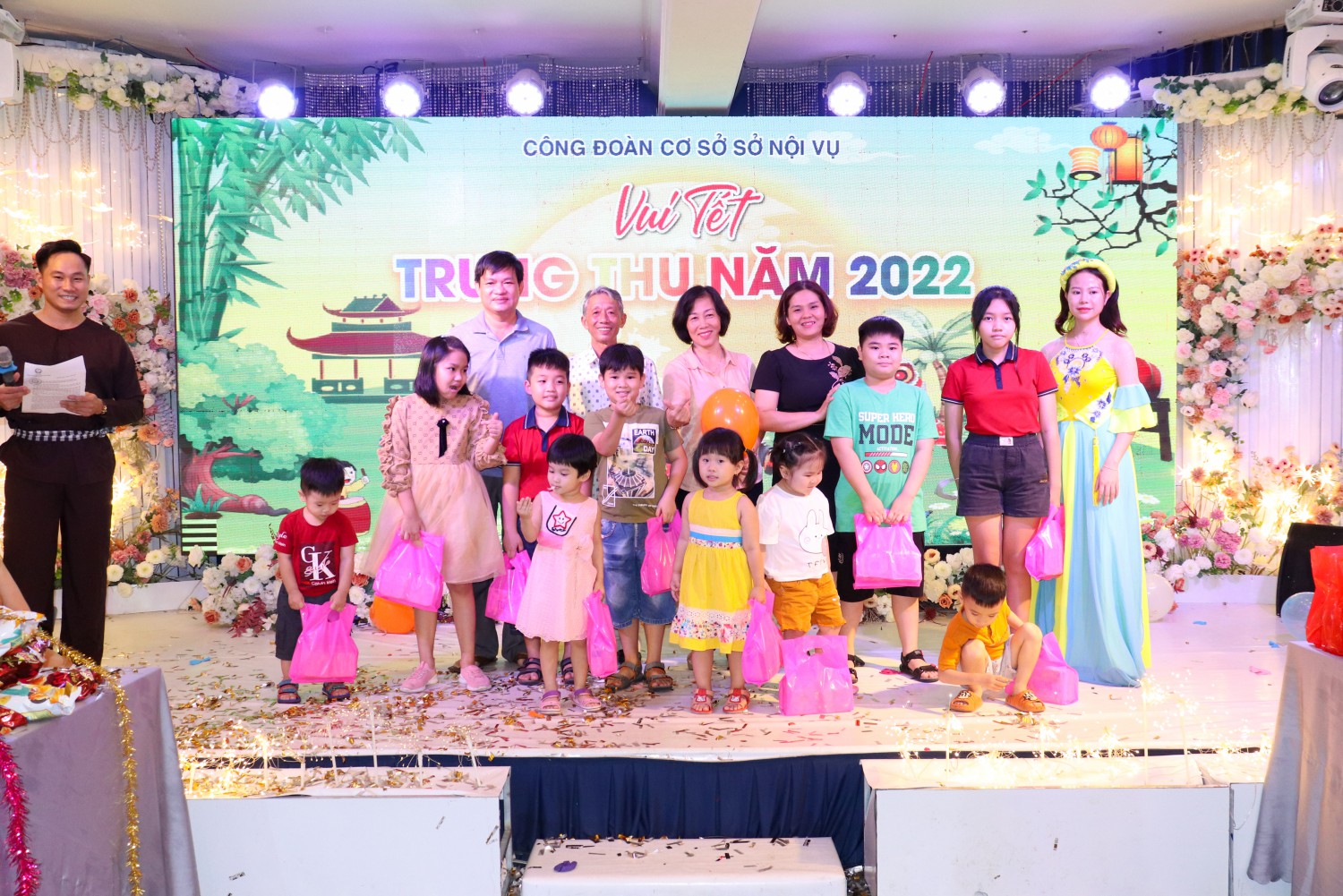Công đoàn cơ sở Sở Nội vụ: Tổ chức vui Tết Trung thu.