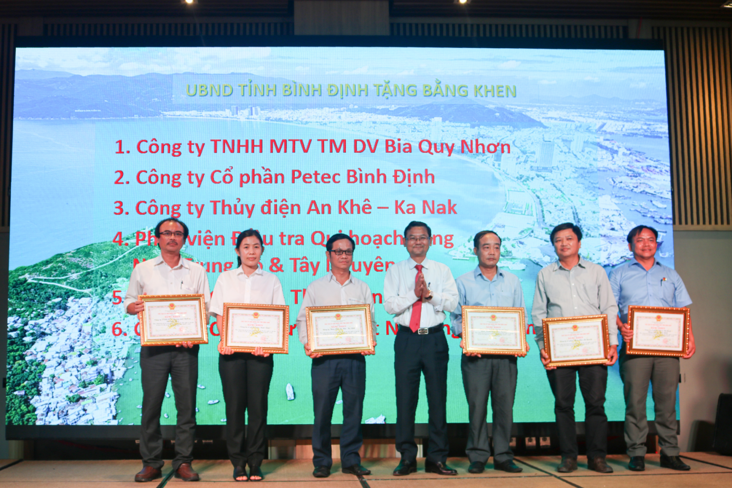 Ông Nguyễn Tự Công Hoàng, Tỉnh ủy viên, Phó Chủ tịch UBND tỉnh trao tặng Bằng khen cho các tập thể có thành tích xuất sắc trong phong trào thi đua thực hiện nghĩa vụ nộp thuế từ năm 2019 đến năm 2021, góp phần phát triển kinh tế - xã hội của tỉnh