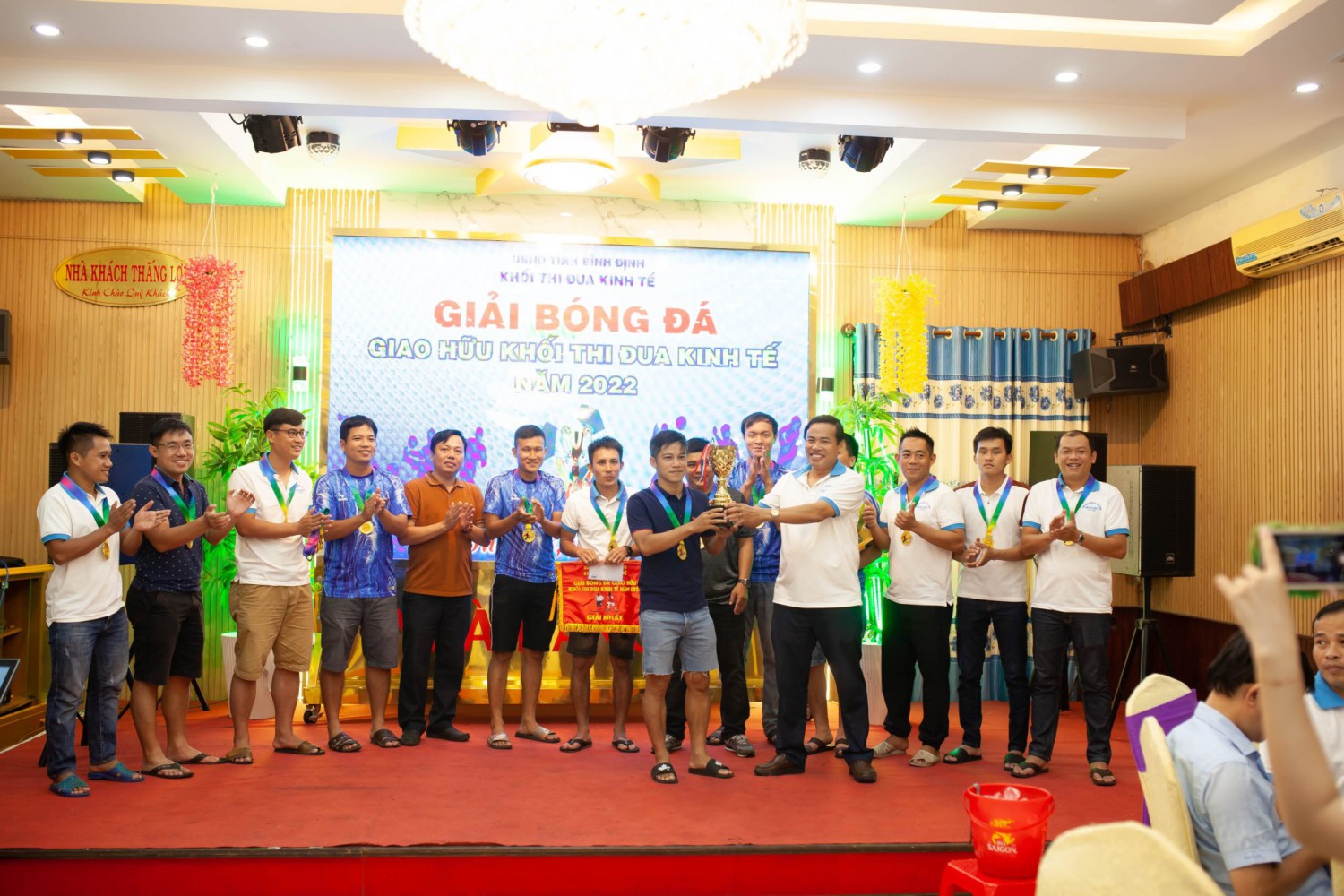 Đồng chí Lưu Nhất Phong, Giám đốc Ban Quản lý dự án Giao thông tỉnh, Trưởng khối thi đua Kinh tế tỉnh năm 2022 trao Cúp và giải thưởng cho đội bóng đá Sở Nông nghiệp và Phát triển Nông thôn.