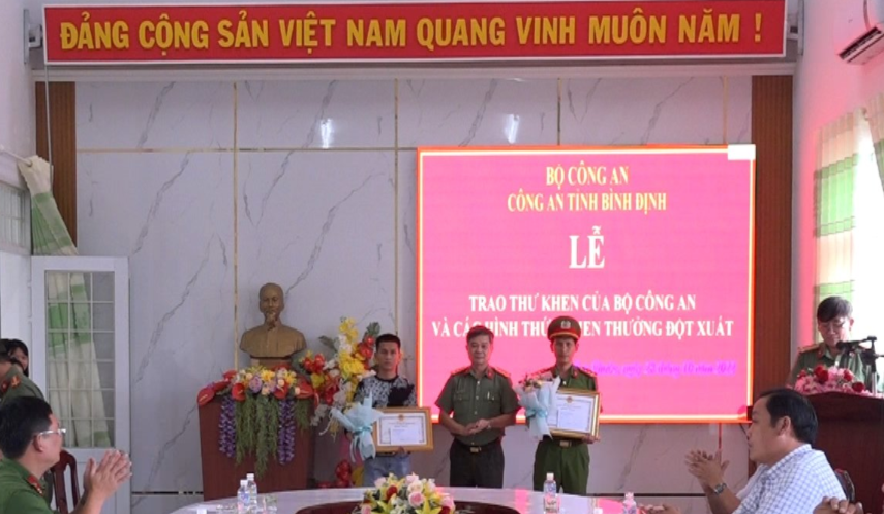 Đại tá Đặng Hồng Thọ, Phó Giám đốc Công an tỉnh trao Thư khen của Bộ Công an và Bằng khen của Chủ tịch Ủy ban nhân dân tỉnh cho  Đại úy Trương Hoàng Tài và ông Lê Vũ Tâm.